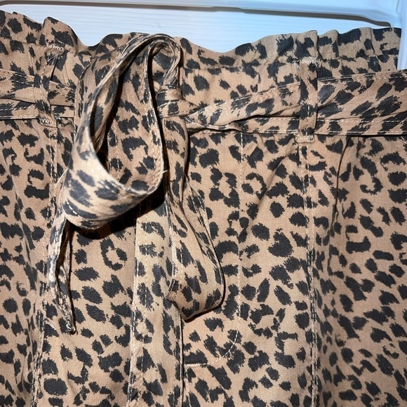 AERIE Women's Leopard Animal Print Pull-On Paperbag Style Cuffed Camp Short Sz S - Picture 5 of 10